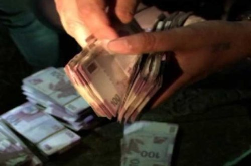 BAKIDA AVTOMOBILDƏN XEYLI PUL OĞURLANIB