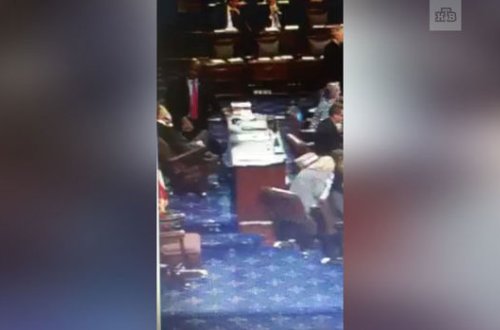 JURNALISTIN NOUTBUKU ABŞ SENATORUNUN BAŞINA DÜŞDÜ – VİDEO