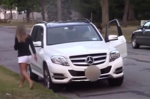 Bahalı avtomobili və pulu görən qız görün nələr etdi - VİDEO