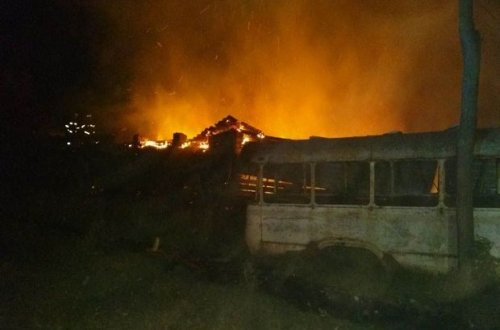 Qaxda güclü yanğın baş verib: taxta sexi, yük maşını və tövlə yanıb - FOTO - VİDEO