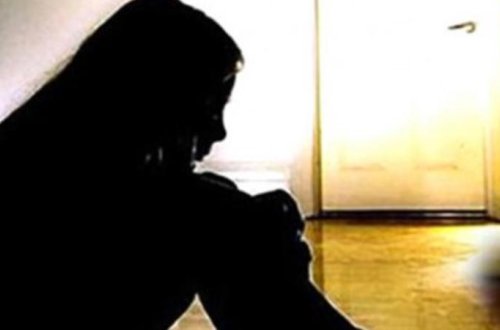 15 yaşlı qız dəmiryolu stansiyasında zorlandı: kömək istədiyi sürücü də təcavüz etdi