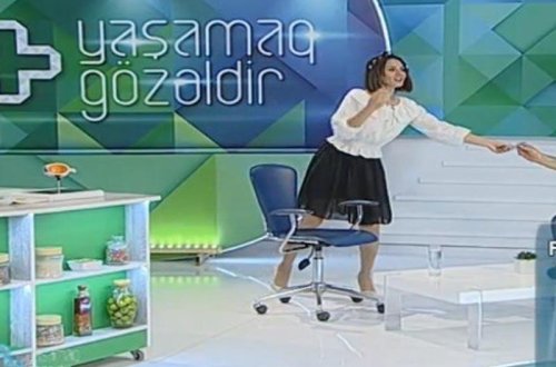 Aparıcıdan canlı yayımda gözlənilməz addım: Həkimə qeyri-adi hədiyyə - VİDEO - FOTO