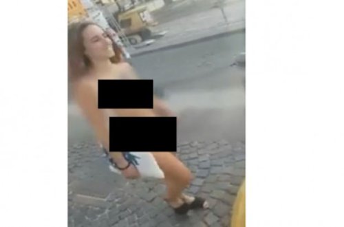 Şəhərdə çılpaq gəzən xanım kimdir? - 