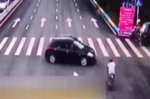 Sürücü reklam lövhəsinə çırpılıb öldü - VİDEO