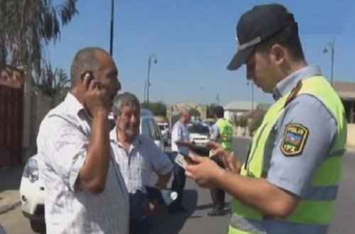 Azərbaycan polisi reyd keçirdi: Saxlanılan sürücü kömək istədi – VİDEO