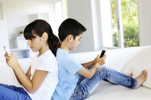 Məktəblilər üçün yalnız gündüz işləyən telefon istehsal edildi