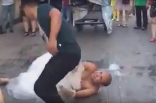 Geydən gənc oğlana evlilik təklifi - Ayaqlarına düşüb göz yaşları tökdü-VİDEO