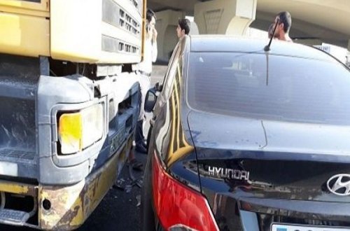 Minik avtomobili beton qarışdıranla toqquşdu – FOTO