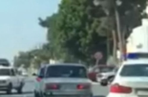 YOL POLISI QIRMIZI IŞIQDA KEÇDI, QƏZA ŞƏRAITI YARATDI VİDEO