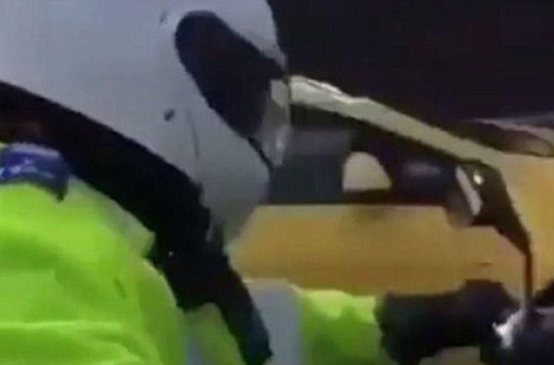 Yol polisinin başına qapaz vurdu - VİDEO