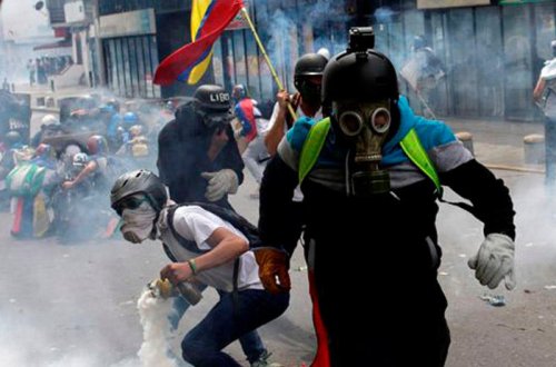 Venesuelada etiraz aksiyası: 11 yaralı