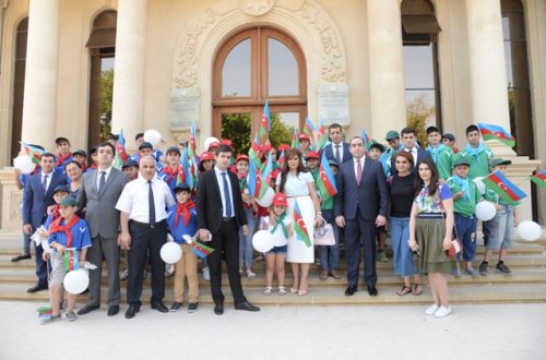 Nəsimi rayon məktəblilərinin  Heydər Əliyev Fondunun layihəsi olan Zirə Mədəniyyət Mərkəzi və Eko-Parka ekskursiyası təşkil olun