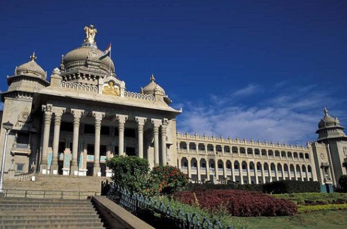 Mahatma Qandinin nəvəsi Hindistanın vitse-prezidenti vəzifəsi uğrunda mübarizə aparacaq