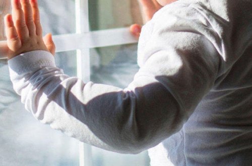 Bakıda 2 yaşlı körpə eyvandan yıxıldı