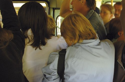 Sərnişin avtobusunda qadına qarşı əxlaqsızlıq təhlükəsizlik kamerasına düşdü