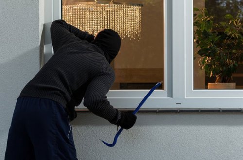 Oğurluq etdiyi evi yandırdı