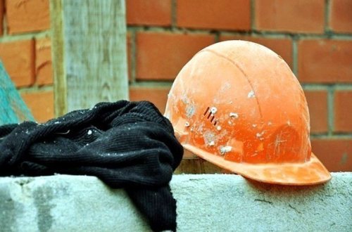 Bakıda kran aşdı, fəhlə öldü