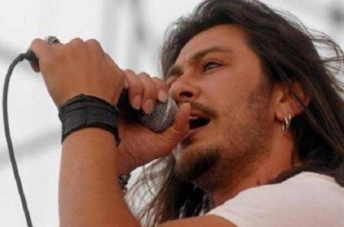 Qəzada ölən müğənninin əşyaları oğurlandı - FOTO