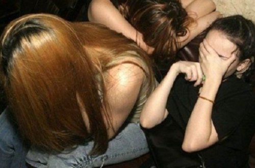 SON DƏQİQƏ: Bakının mərkəzi küçəsində özünü SATAN qadın belə HƏBS EDİLDİ - VİDEO