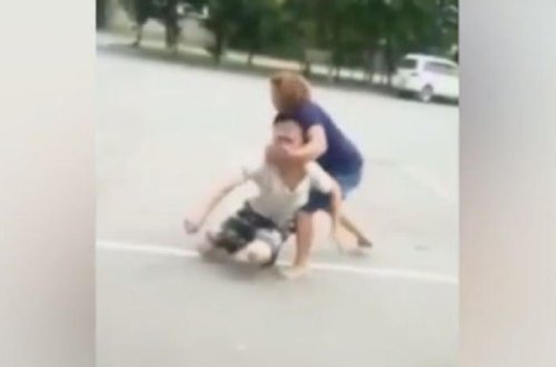 Paytaxtda qadın kişini yerdən-yerə vurdu - VİDEO