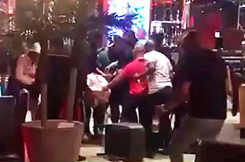 Nazir müavini qadını restoranda döydü - VİDEO - FOTO