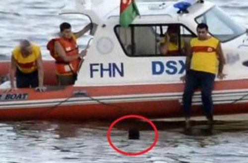 Bulvarda HƏYƏCANLI ANLAR: iki nəfər dənizə düşdü