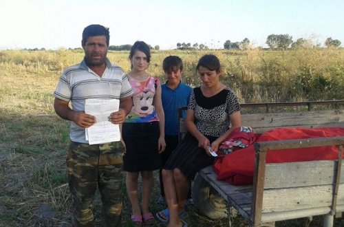 Zərdabda dəhşət: Evləri əlindən alınan ailə at arabasında yatır - FOTOLAR