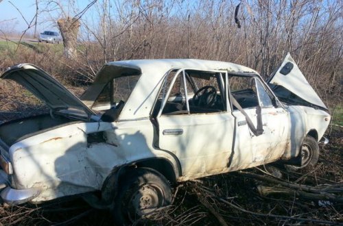 Astarada avtomobil ağaca çırpıldı, ölən və yaralanan var