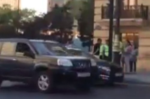 Yol polisləri qızmar istidə ölümlə üzləşən qocanı belə xilas etdi – VİDEO