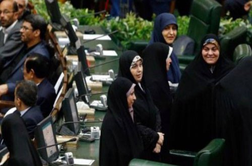 İran prezidenti iki qadını köməkçisi təyin edib