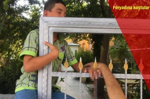 7 yaşlı uşağın əli dəmir barmaqlığa keçdi - 16+ FOTOLAR