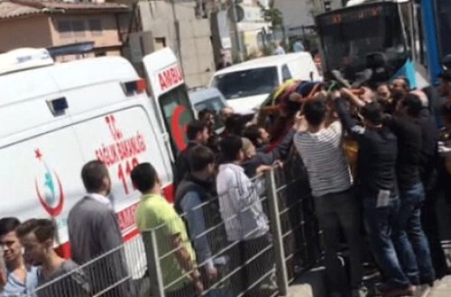 Qadın tramvayın altına düşdü - VİDEO