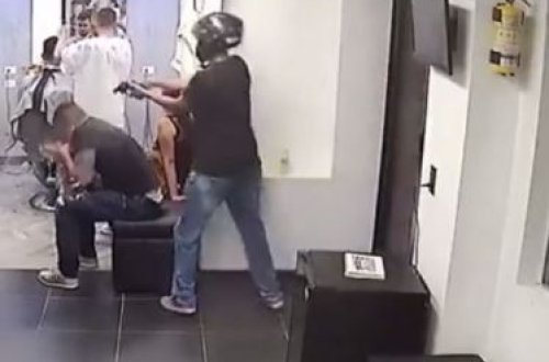 Avtoritet bərbərxanada belə güllələndi – Video