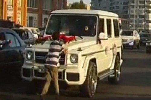 Gəlin maşını yolu kəsib pul istəyən uşağın üstündən keçdi - VİDEO
