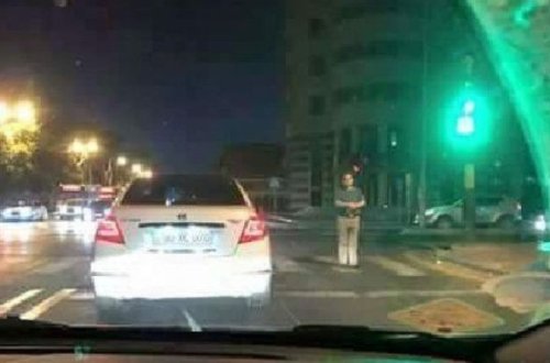 Bakıda piyada keçidində namaz qıldı – FOTO