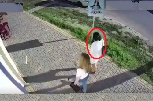 Oğlan küçədə gənc qızı yumruqladı - VİDEO
