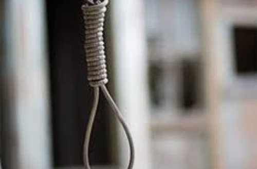 Özünü evində asdı