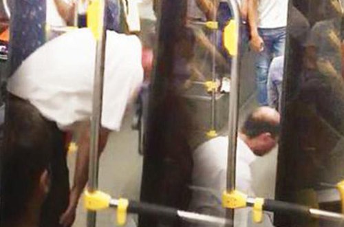 Sürücü avtobusu saxlayıb namaz qıldı - FOTO