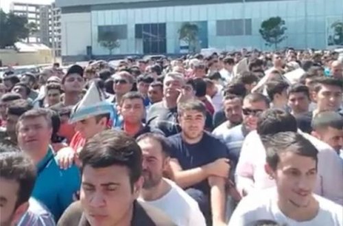 Tofiq Bəhrəmov adına stadionun qarşısında böyük izdiham – VİDEO