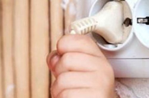 Anasının qucağında körpəni elektrik cərəyanı vurdu