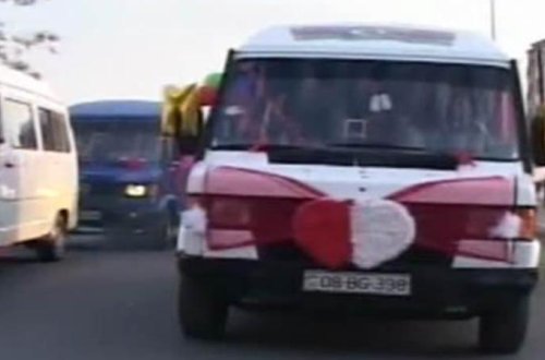 Mikroavtobusu gəlin maşını etdi - VİDEO