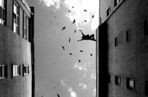 Bakıda 23 yaşlı oğlan özünü 10-cu mərtəbədən atdı