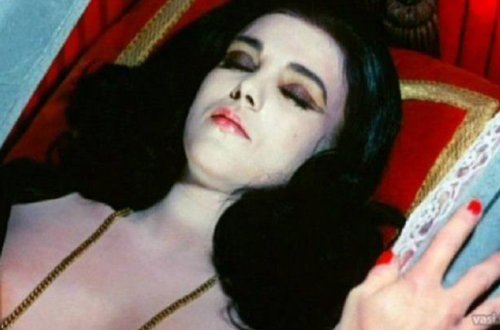 Qəbirdə dirilən qız öz yas mərasiminə gəldi — ŞOK HADİSƏ