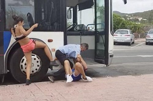 Ərlə arvadı avtobus sürücüsünü döydülər - VİDEO