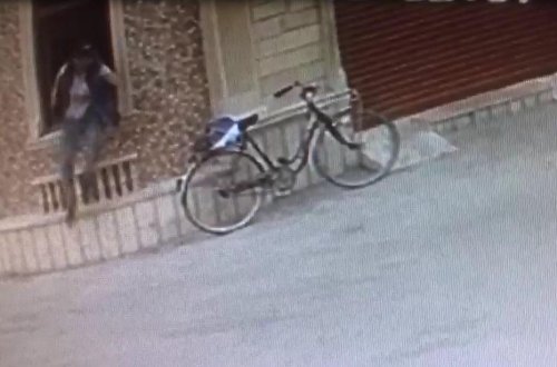 Bakıda oğurluq edən velosipedçi kameraya düşdü - VİDEO