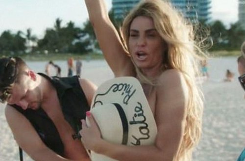 5 uşaq anası soyundu: 