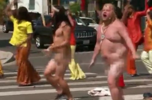 Tanınmış aparıcı yolun ortasında soyundu – VİDEO