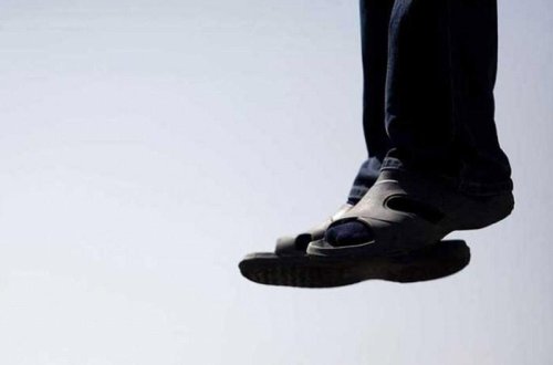 Yol kənarındakı ağacdan özünü asdı - Bakıda müəmmalı ölüm