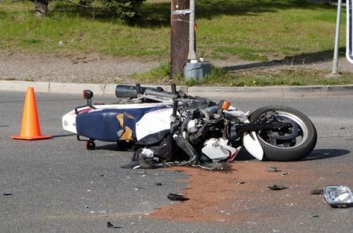 Bakıda minik avtomobili motosikletlə toqquşdu: Ölən var