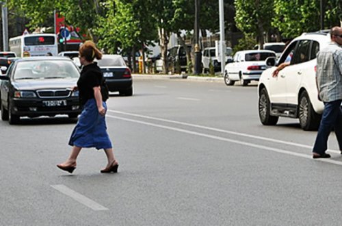 Abşeronda qadını maşın vurdu - Yolda keçindi